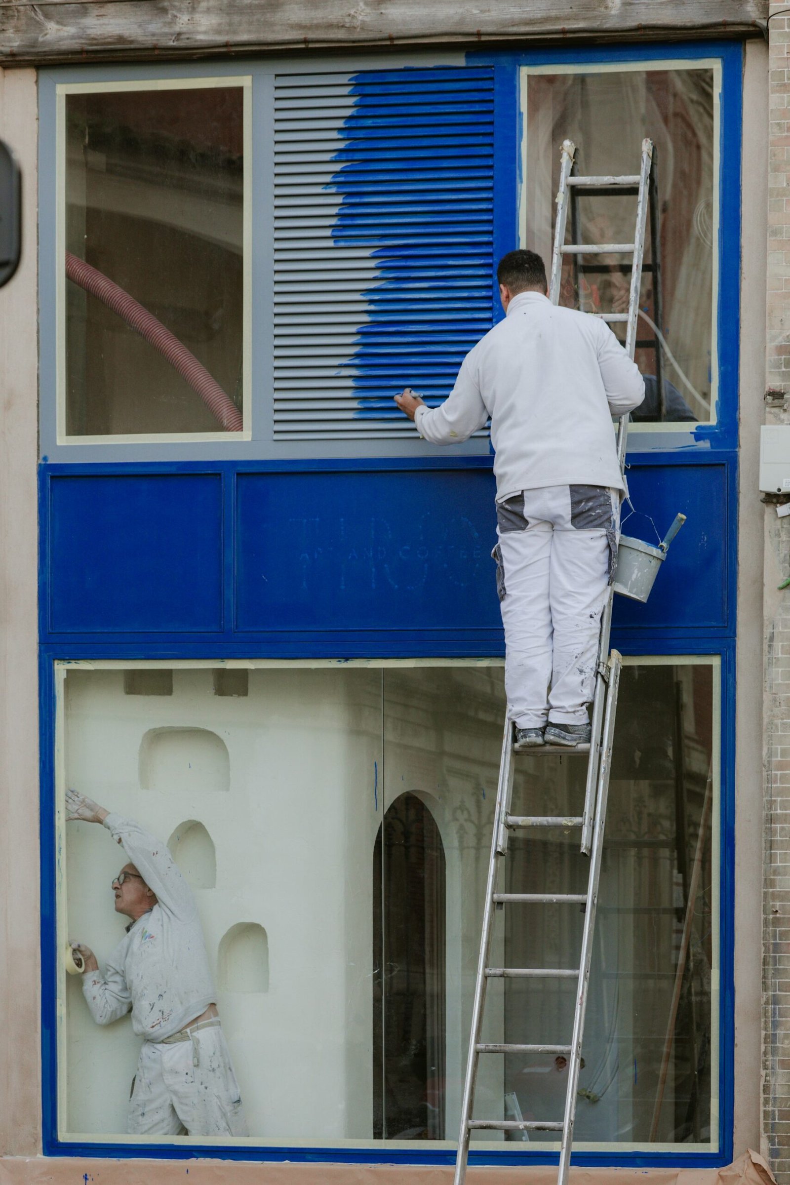Pintor trabajando en una fachada en Córdoba